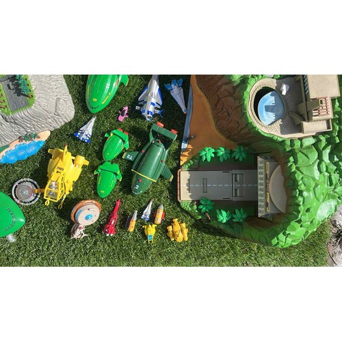 66 - SELECTION OF THUNDERBIRDS TRACY ISLANDS AND TRANSPORT / SEE ALL PICTURES