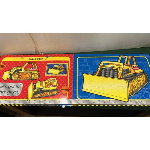 298 - SELECTION OF EARLY TOYS WITH FISHER PRICE TELLY & TONKA PUZZEL BOOK