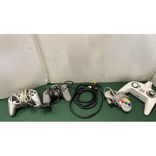 299 - RETRO GAMING CONTROLLERS