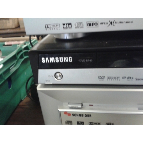 193 - 2 x DVDs, 2 x DVD and VHS combi and one Samsung DVD recorder. All for spare or repair