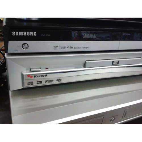 193 - 2 x DVDs, 2 x DVD and VHS combi and one Samsung DVD recorder. All for spare or repair