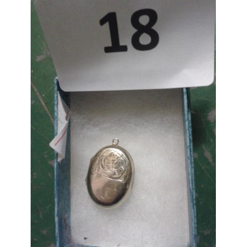 18 - 9ct back and front stamped locket pendant