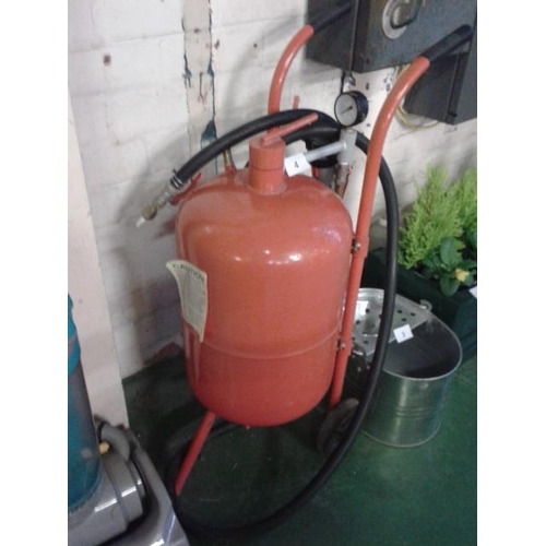 4 - 10 gallon portable air sandblasting unit