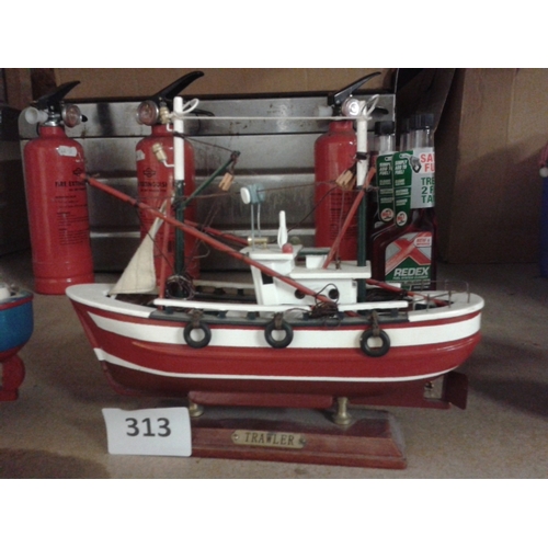 313 - 2 x wooden model boats, trawler (24x20cm) and fishing boat (29x19cm)