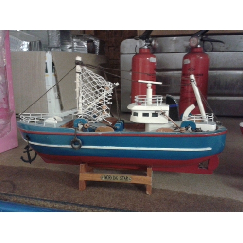 313 - 2 x wooden model boats, trawler (24x20cm) and fishing boat (29x19cm)