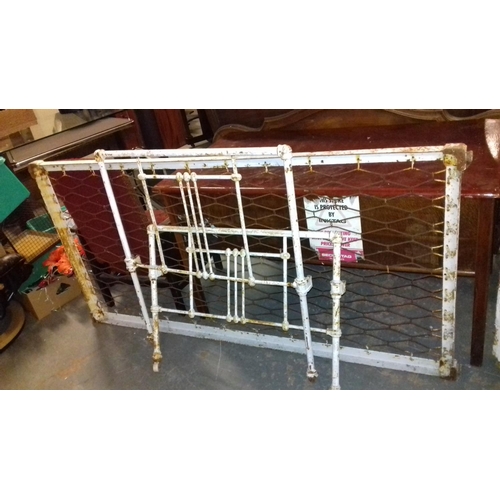 433 - Victorian metal framed single bed base