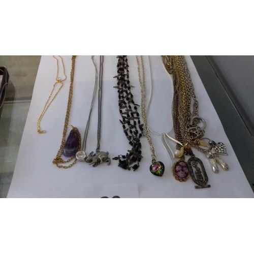 30 - Quantity of assorted ladies fashion/costume jewellery necklaces