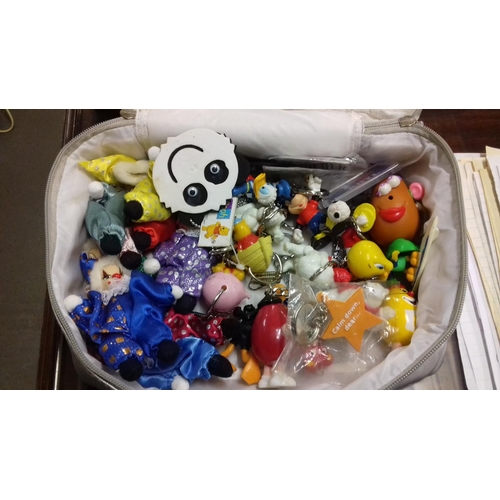 321 - Quantity of assorted keyrings, many being disney etc