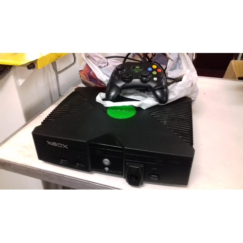 318 - Retro xbox games console with leads and controller