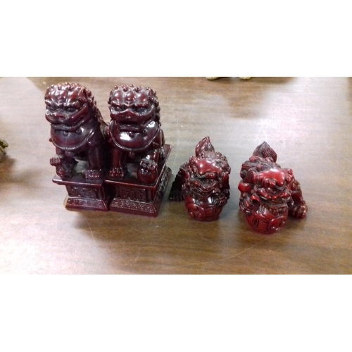 139 - 4 x chinese red resin temple lion ornaments 11 cm tall