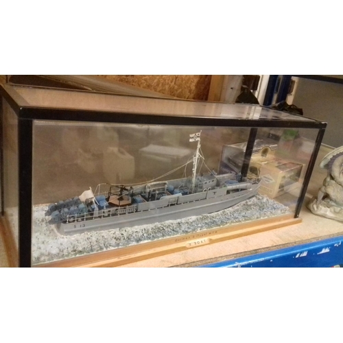 241 - Model of a German s-type mtb eboat in display case, case measures 57 x 20 cm