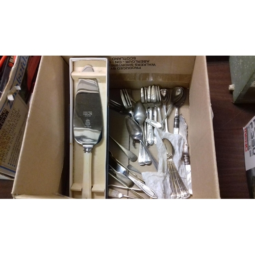 359 - Quantity of assorted vintage cutlery and sugar nips etc