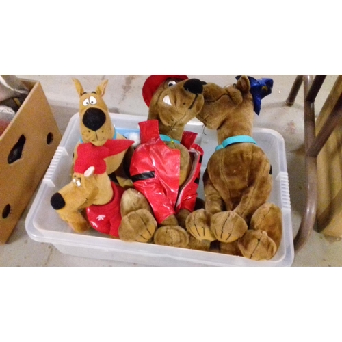 335 - Quantity of assorted scooby doo toys