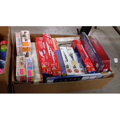 326 - Box of assorted airfix etc model kits