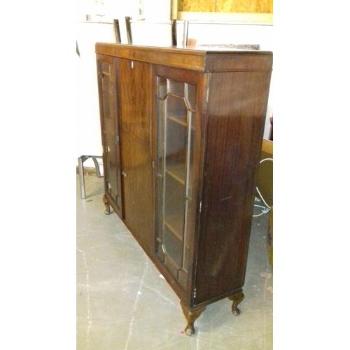 438 - Nice side by side mahogany cabinet 136 x 33 x 132 cm tall, no key and right side door locked