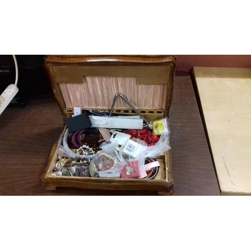 104 - Box of assorted fashion jewellery