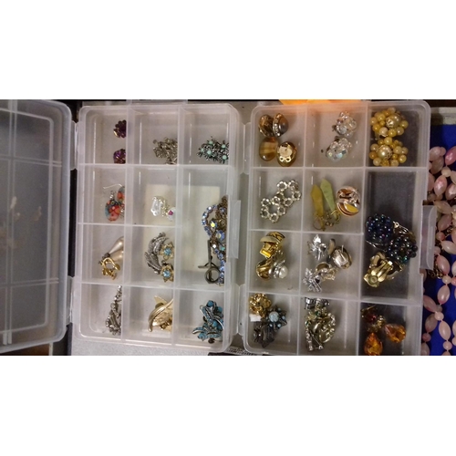 323 - Jewellery carry case and other jewellery boxes with approx 70+ items of assorted costume and fashion... 