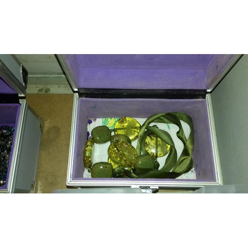 323 - Jewellery carry case and other jewellery boxes with approx 70+ items of assorted costume and fashion... 