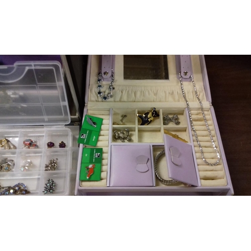 323 - Jewellery carry case and other jewellery boxes with approx 70+ items of assorted costume and fashion... 