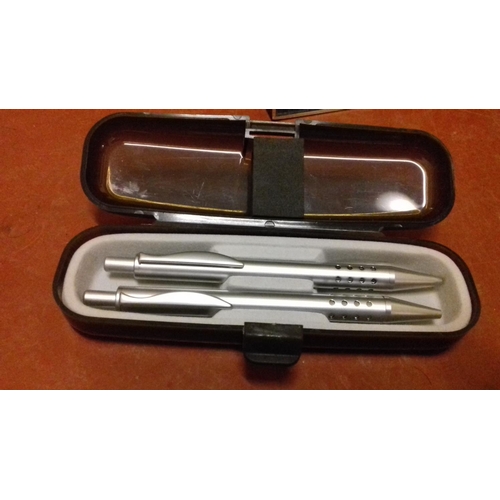 51 - Brushed chrome finish pen set in case, 1 with parker refill