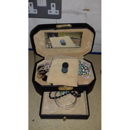 92 - Jewellery case and contents