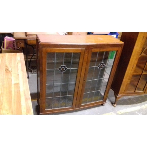 466 - 2 shelf vintage display cabinet with floroal pattern on glass