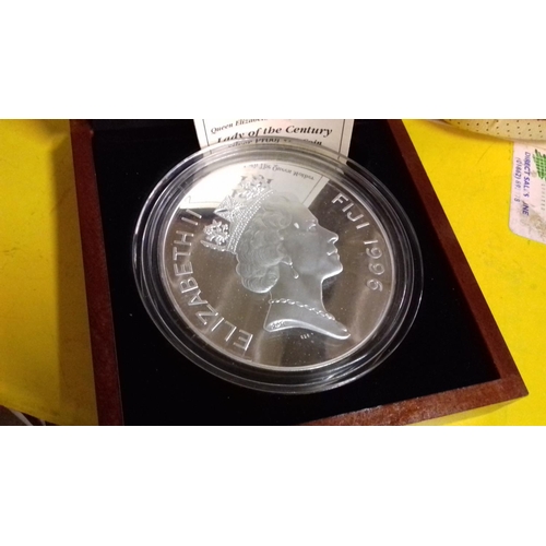 60 - Royal mint company, limited edition number 426, 1996 queen mother lady of the century fiji $50 coin.... 