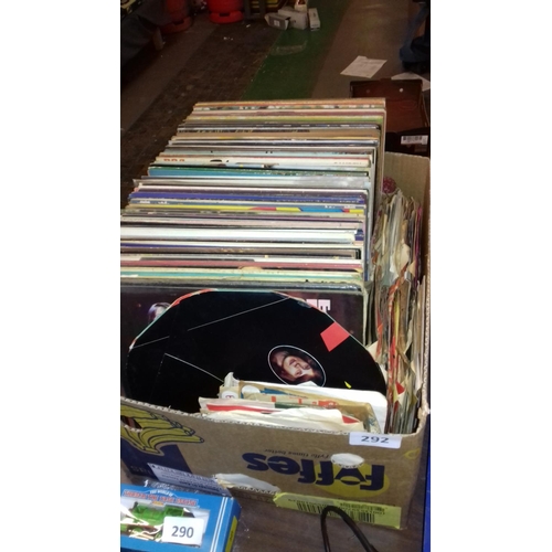 292 - Large amount of assorted 1950s, 1960s and 1970s vinyl albums and vinyl singles