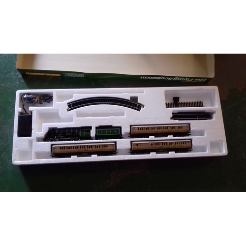 66 - Boxed Hornby r778 the Flying Scotsman train set, train and carriages in excellent condition but appe... 