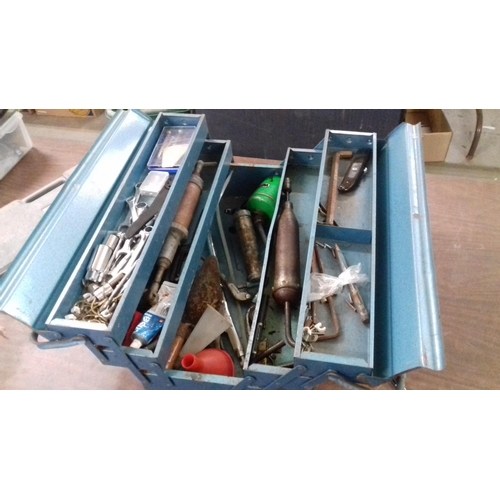 169 - Blue metal, 2 handle. cantilever tool box and contents