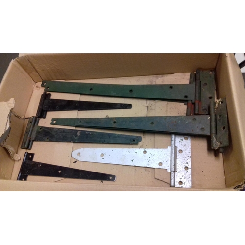 247 - 4 x pairs and 2 x individual metal gate hinges