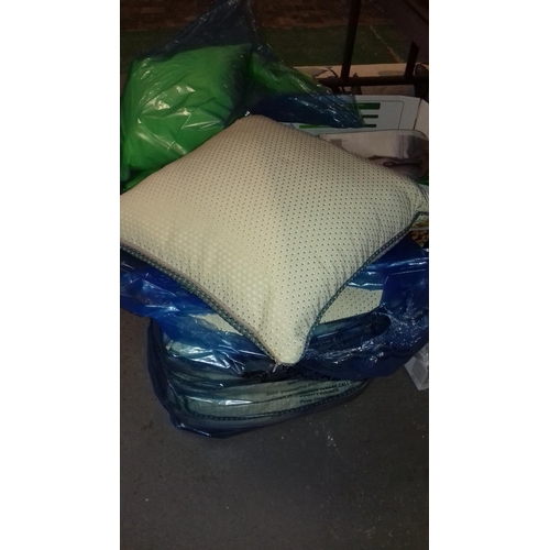 168 - 4 x new beige with blue trim cushions 44 x 44 cm