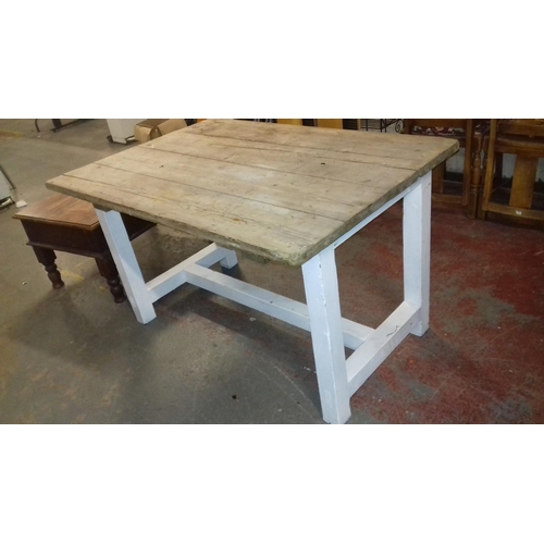 330 - Rustic farmhouse table with painted legs 127 x 87 x 75 cm tall