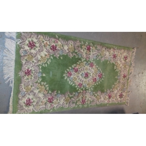 286 - 100% virgin wool small green floral pattern rug 139 x 73 cm