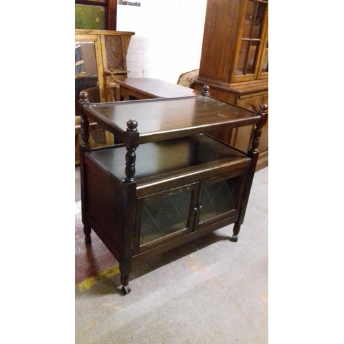 303 - Dark oak portable serving trolley with leaded glass under cabinet 83 x 49 x 87 cm tall