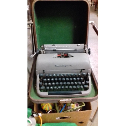 110 - Vintage remington manual typewriter in case