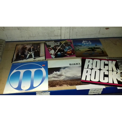 207 - Bundle of assorted vinyl singles and 12