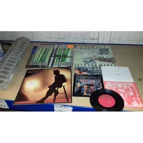 207 - Bundle of assorted vinyl singles and 12