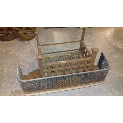 109 - Small brass and iron fender 78 cm wide and old cast fire grate