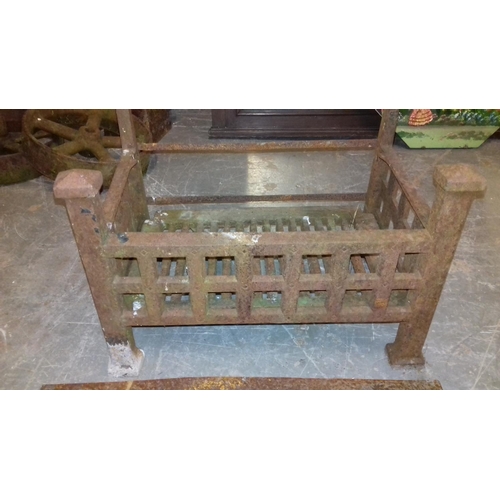 109 - Small brass and iron fender 78 cm wide and old cast fire grate