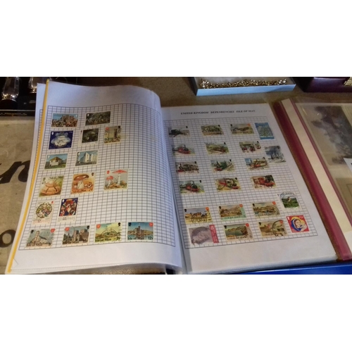 139 - Folder of approx. 400 isle of man postage stamps