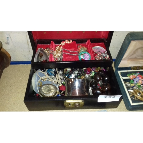 141 - Large amount of assorted costume and fashion jewellery etc