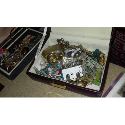 141 - Large amount of assorted costume and fashion jewellery etc