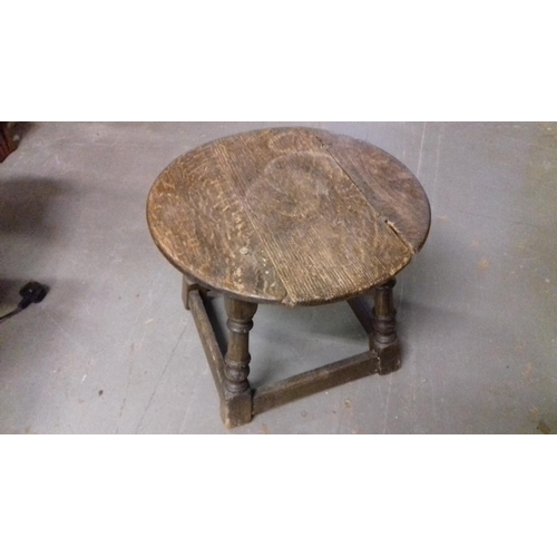 439 - Round wooden oak side table 39 cm tall x 38 cm diameter