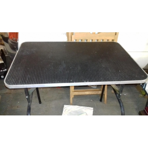 459 - Dog grooming table with non slip top 92 x 62 x 84 cm tall