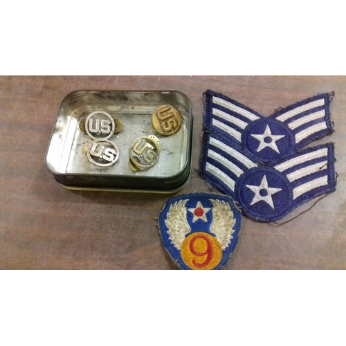 583 - Tin of american metal and cloth military badges