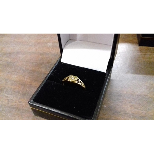 553 - 375 hallmarked 9 ct gold ring size N with heart shaped stone