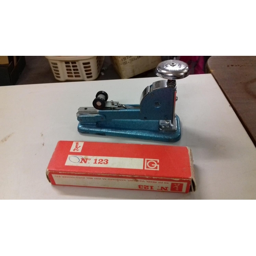 220 - Vintage vanguard type 4a stapler and box of rexel 123 staples