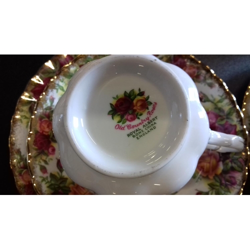 84 - 6 place setting royal albert old country roses 18 piece teaset