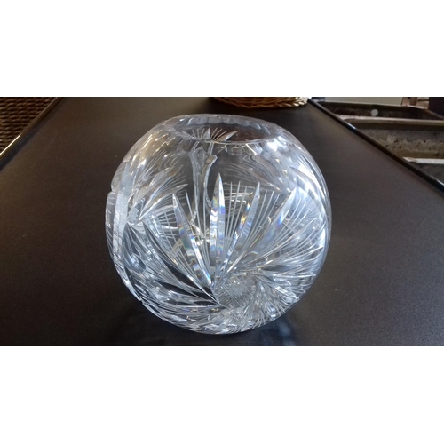 54 - Fish bowl shaped crystal vase 18 cm tall